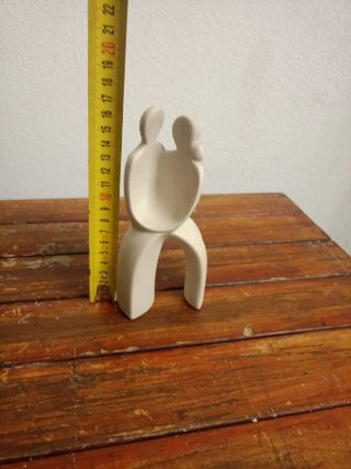 Statuetta astratta coppia abbracciata