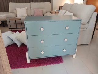 Cómoda azul y blanca de madera