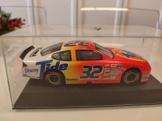Coche Nascar slot Tide #32