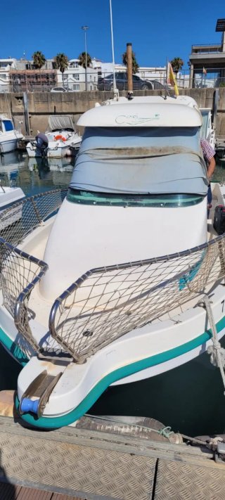 Barco de pesca con motor fueraborda
