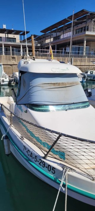 Barco de pesca con motor fueraborda
