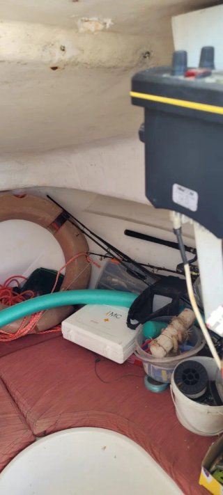 Barco de pesca con motor fueraborda
