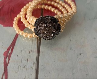 Pulsera elástica perlas y flor plateada