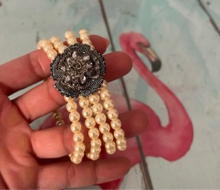 Pulsera elástica perlas y flor plateada