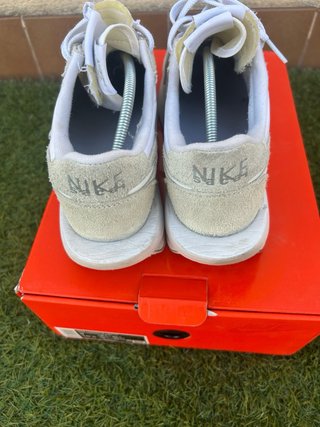 Sneakers Nike grigie e bianche