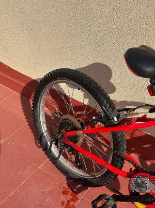 Bicicleta infantil B-Twin roja