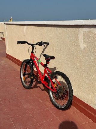 Bicicleta infantil B-Twin roja