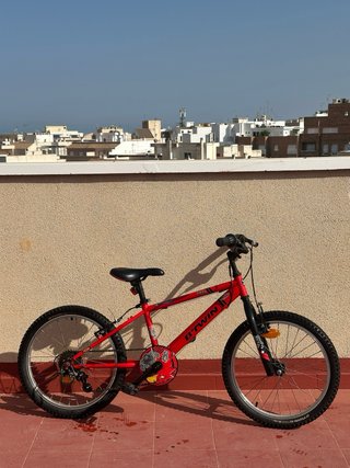 Bicicleta infantil B-Twin roja