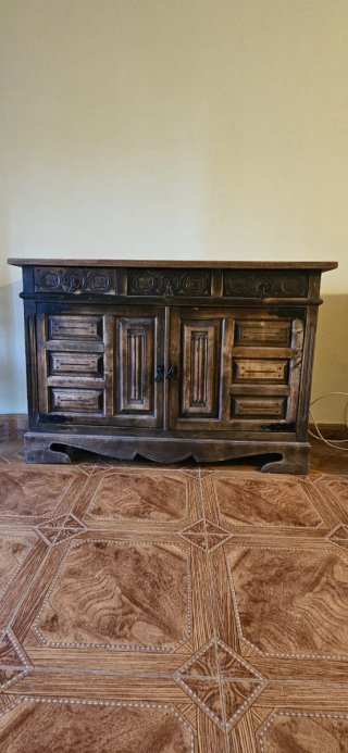 Aparador antiguo de madera oscuro