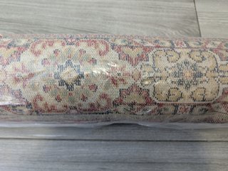 Alfombra grande beige y roja clásica