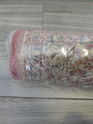 Alfombra grande beige y roja clásica