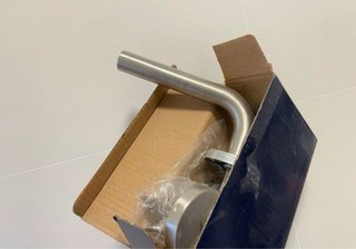 Puerta blanca con tirador incluido
