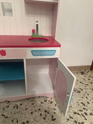 Cocina de madera infantil rosa y blanca