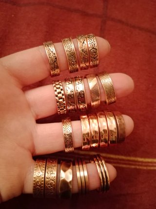 Anillos de cobre con diseños variados.
