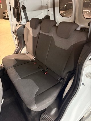 Ford Transit Courier “C” 5 plazas BOLA REMOLQUE