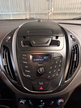 Ford Transit Courier “C” 5 plazas BOLA REMOLQUE