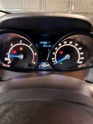 Ford Transit Courier “C” 5 plazas BOLA REMOLQUE