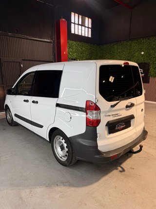 Ford Transit Courier “C” 5 plazas BOLA REMOLQUE