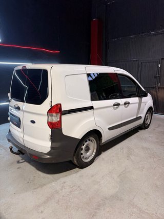 Ford Transit Courier “C” 5 plazas BOLA REMOLQUE