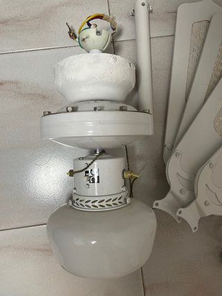 Ventilador de techo blanco