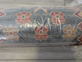 Alfombra étnica, de bonitos beige, rojo y azul.