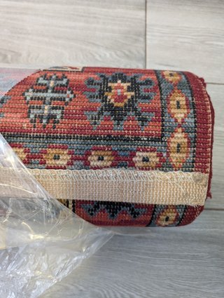 Alfombra étnica, de bonitos beige, rojo y azul.