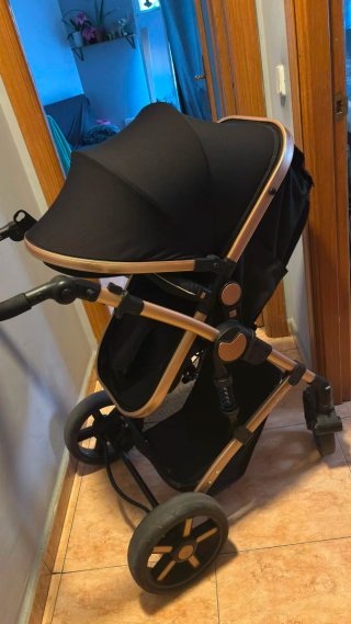 Carrito de bebé negro y dorado