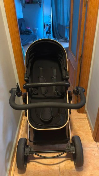 Carrito de bebé negro y dorado