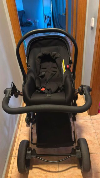 Carrito de bebé negro y dorado