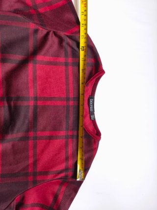 Vestido Boohoo cuadros rojo y negro