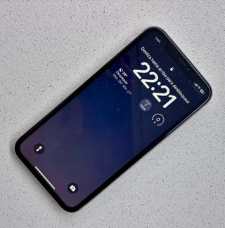 iPhone XR 128GB Blanco, con funda en color azul