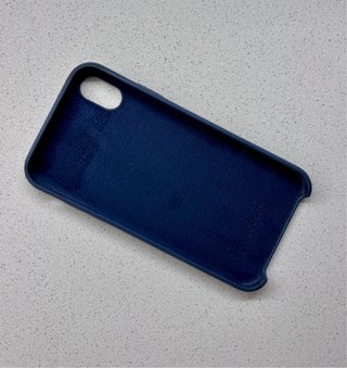 iPhone XR 128GB Blanco, con funda en color azul
