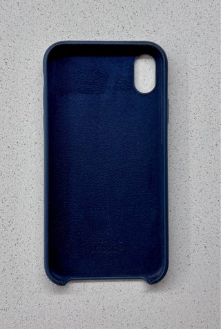 iPhone XR 128GB Blanco, con funda en color azul