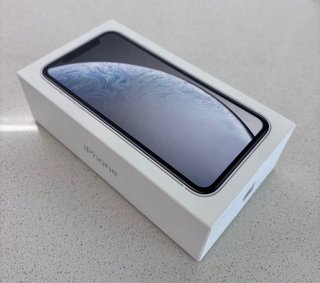 iPhone XR 128GB Blanco, con funda en color azul