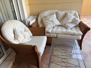 Sofá de ratán y madera beige