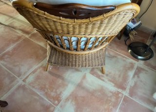Sofá de ratán y madera beige