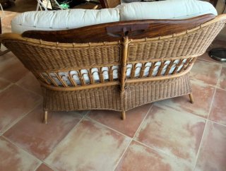 Sofá de ratán y madera beige