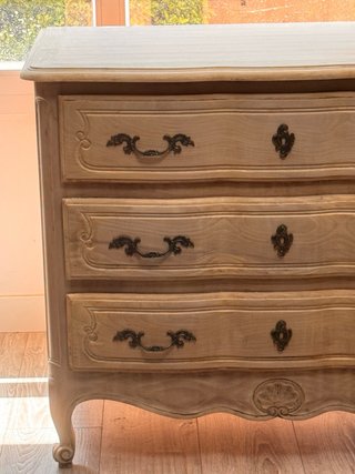 Antigua cómoda francesa de madera lavada