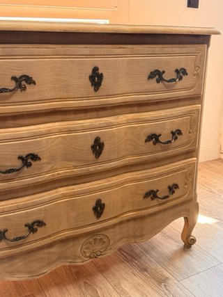 Antigua cómoda francesa de madera lavada