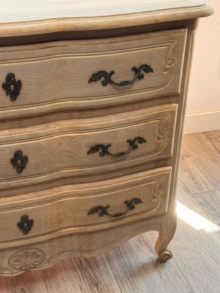 Antigua cómoda francesa de madera lavada