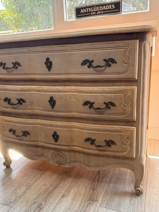 Antigua cómoda francesa de madera lavada