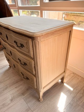 Antigua cómoda francesa de madera lavada