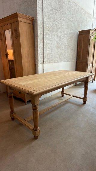 Mesa de comedor antigua de roble