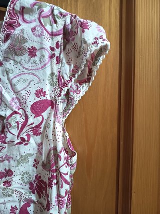 Blusa estampada cruzada blanca y rosa