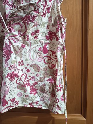 Blusa estampada cruzada blanca y rosa