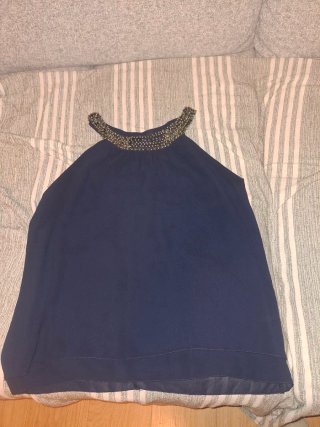 Blusa azul con pedrería
