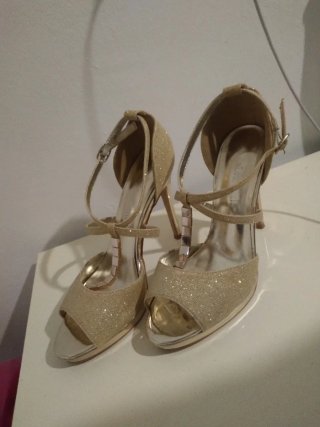 Sandalias Doradas y Plateadas Brillantes