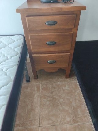 Mesita de noche de madera