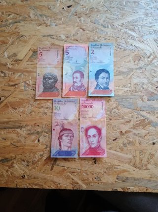 Lote 8 de 20 Billetes del Mundo