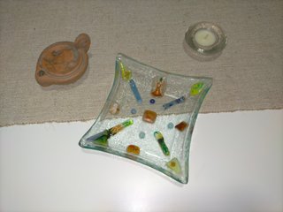 Cuenco de mesa de vidrio artesanal colorido.